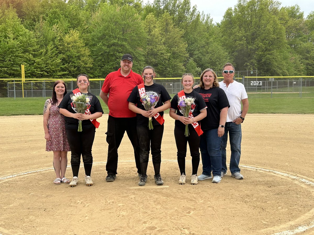 Congratulations to our 3 Seniors, Tori, Abbey and Destiny!! 

Best wishes to you all!! ❤️🥎