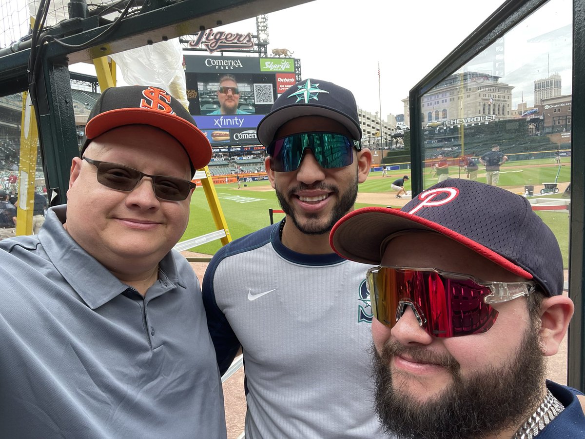TARYEMCC's tweet photo. Una fotografía previa al juego de hoy entre Tigres y Marineros con el grandes ligas santeño José “Chema/Chemita” Caballero y mi hijo Ryan. Tremenda persona, Chemita le hace honor a su apellido. ¡Le deseamos la mejor de las suertes! https://t.co/DvYX7Qjb6N