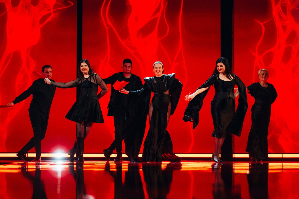 chicapaella's tweet photo. Eurovision Targaryens #euro https://t.co/IQO1cD5aRp