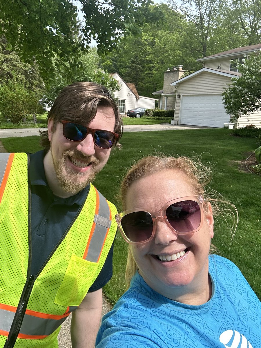 1TThompson's tweet photo. The Great Lakes Market's number one team and the Wolfpack's greatest bunch THE POWERHOUSE is out getting in DONE in Fiber. Rain or shine, hot or cold - The best never rest. 
@BrianWest_GLM @GreaterLakesMkt @MommaTmagic @WolfpackGLM @TheoAlexander11 @KatePerson2 https://t.co/i4pycwIVzQ