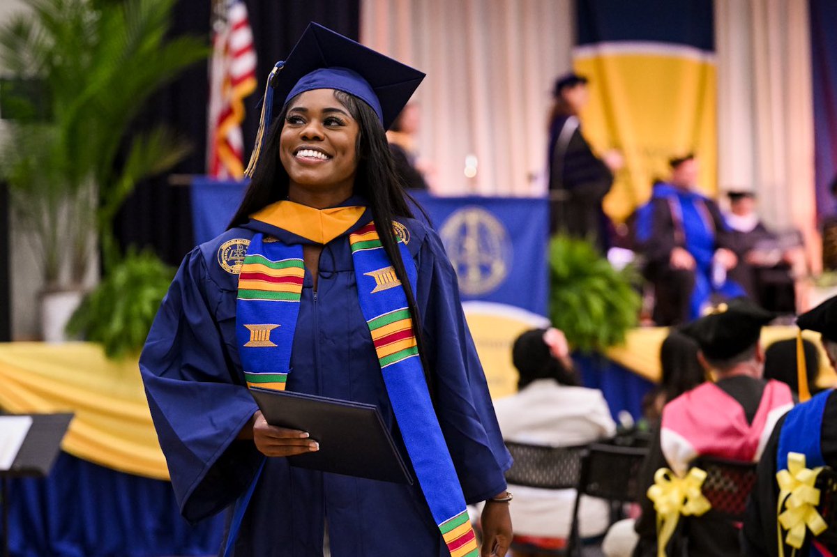 NeumannUniv's tweet photo. Taking it all in👏👏

#NeumannGrad https://t.co/7vXsJsbktK