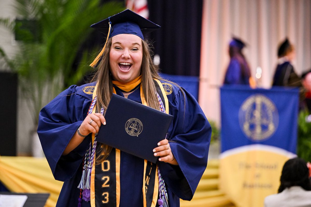 NeumannUniv's tweet photo. Taking it all in👏👏

#NeumannGrad https://t.co/7vXsJsbktK