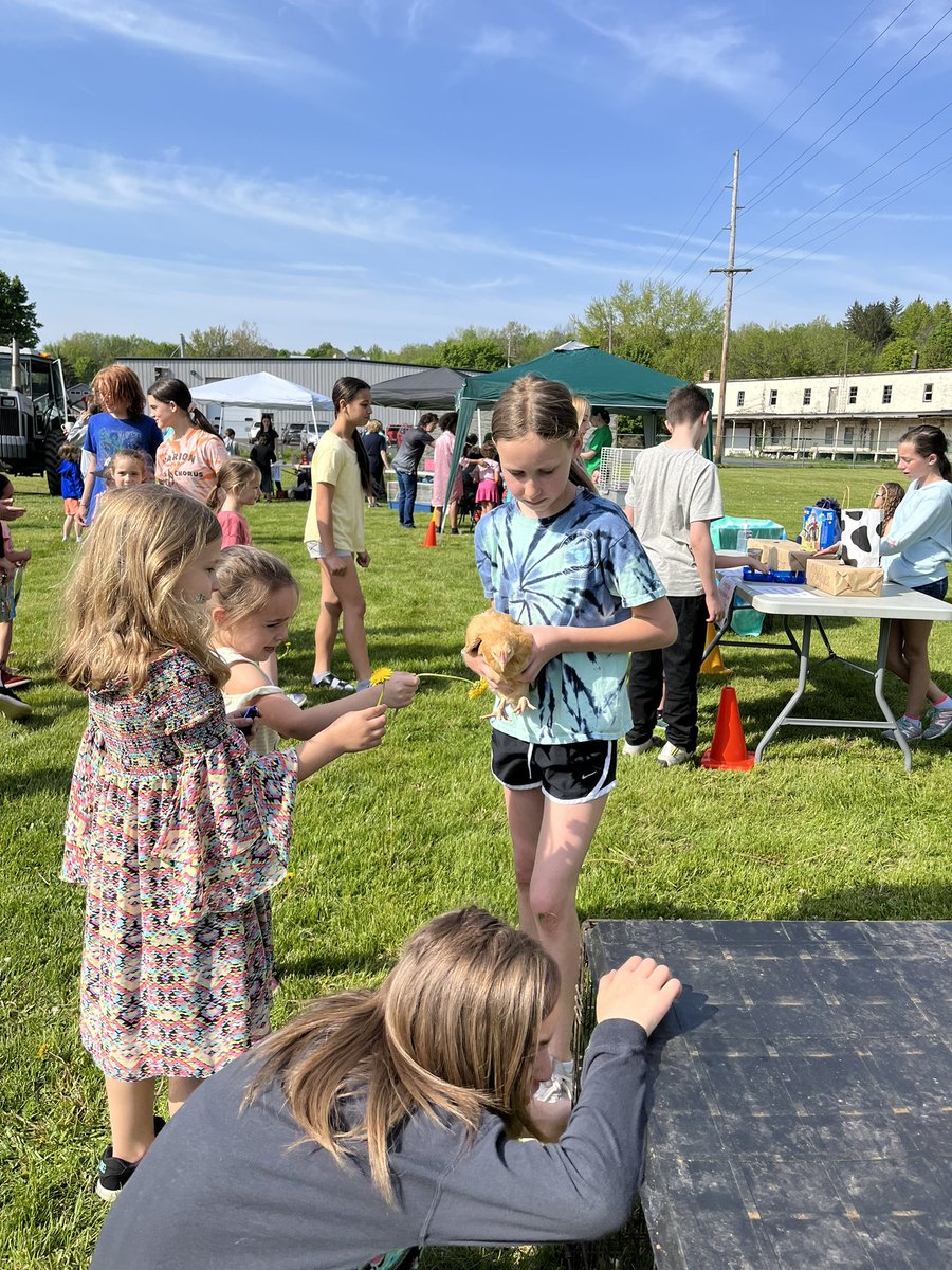 aparkermcs's tweet photo. AG day at MES! 🐐🐴🐓🐄🚜🧡🖤 https://t.co/Hxe6IfJjJn