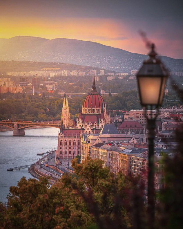 SunsetsAfrican's tweet photo. Budapest https://t.co/a2eyXyGrPe