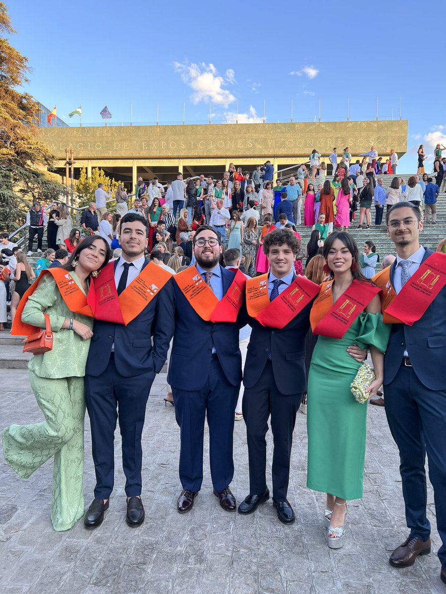 embargsypnsions's tweet photo. No necesito más! 
Doble Graduado en Derecho y Ciencias Políticas y de la Administración ❤️🧡 https://t.co/w414hknlyf