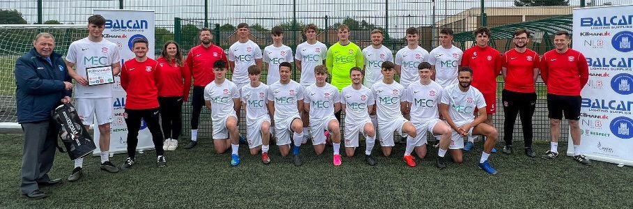 lincsleague's tweet photo. April's Team of the Month Award was presented to @LincolnUnited Dev 

This is the third time that Lincoln have won the award this season, 

Team captain Sam Swinn, Club Secretary Chloe Gray, Groundsman Adam Fish and Team Manager Matt Evans @CoachMattEvans  receieved the award https://t.co/HkU69QdUer
