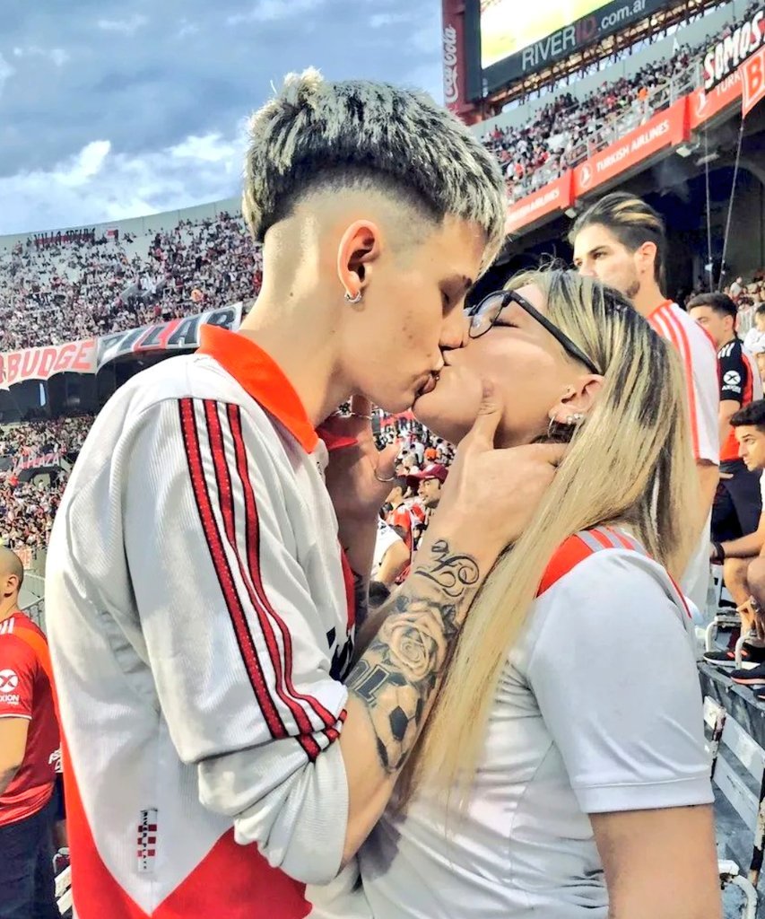 + Ayer soñe con vos
- Que soñaste?
+ No se, no me acuerdo...