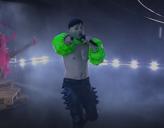 innocent's tweet image. FINNISH SINGER: “aggressively neon green”
COSTUME DESIGNER: “yup”
SINGER: “Michelin Man sleeves”
DESIGNER: “rightttt”
SINGER: “dinosaur spikes on the collar”
DESIGNER: “hmm, quite a lot going on already”
SINGER: “and crop it right up to my neck”
DESIGNER: “...”

#Eurovision