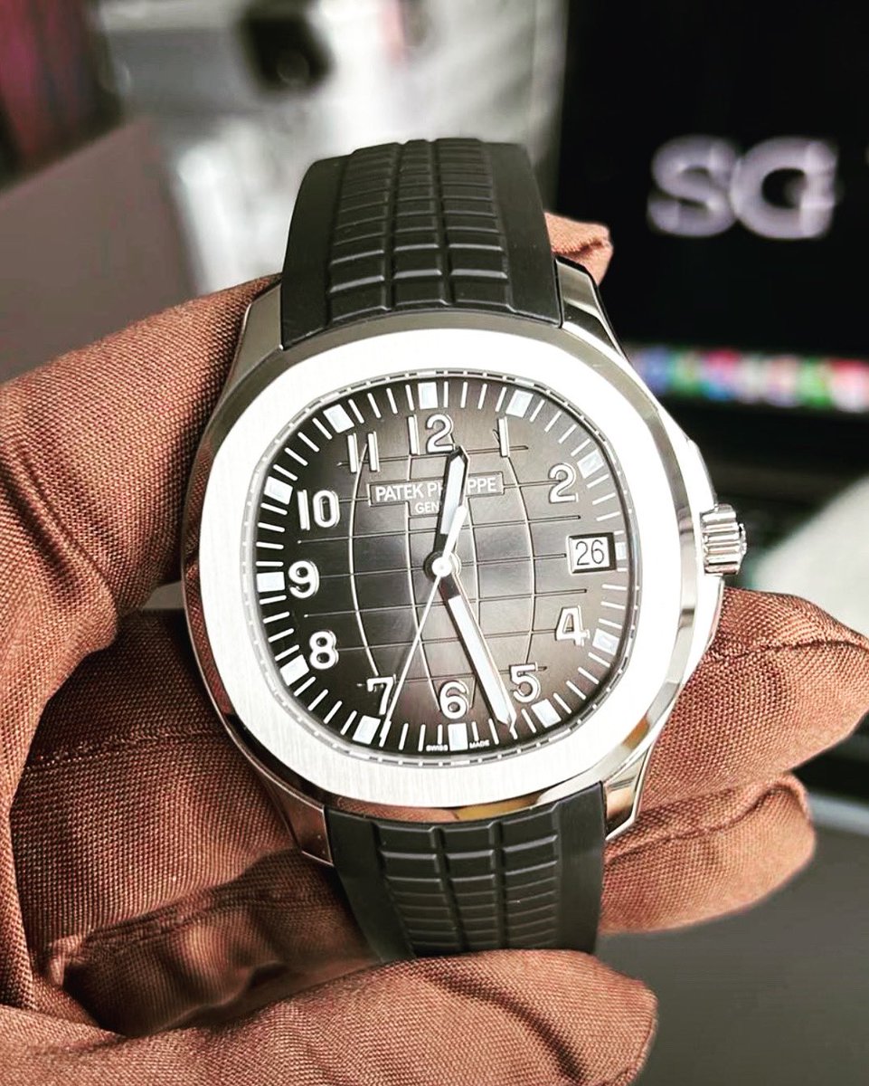 RoyalLuxWatches's tweet photo. The 2022 Patek Philippe Aquanaut 5167A - a stunning timepiece that combines style and functionality. With a stainless steel case, black dial &amp; automatic movement, this watch is perfect for any watch enthusiast. #patekphilippe #5167A ⌚️🐘 https://t.co/pB9uFGj1Lr