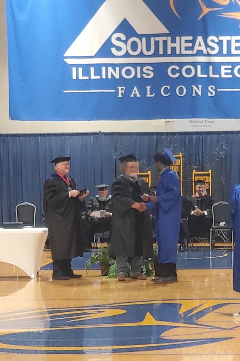 philipspann1's tweet photo. Look at my college graduate @amirspann4....soooooo proud of you son! https://t.co/3DEZMmIQv9