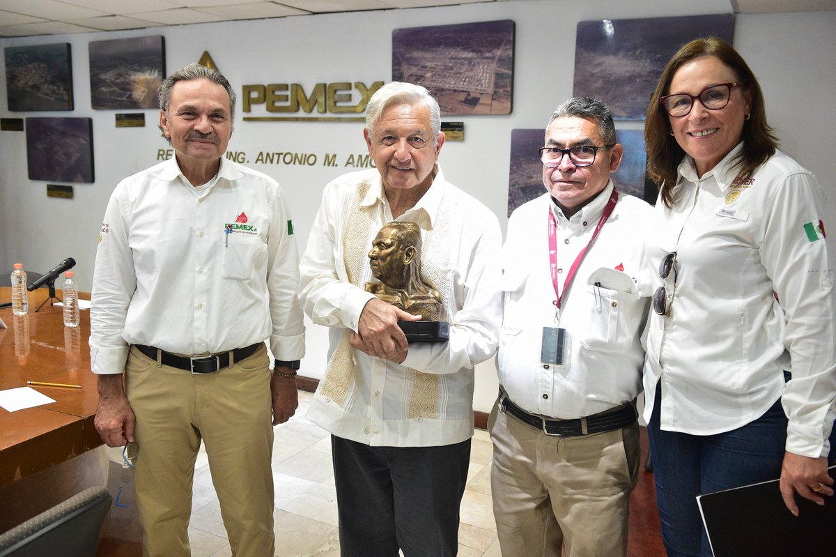 liberalestoctoc's tweet photo. #RT @lopezobrador_: Ayer, además de la reunión de evaluación en la refinería de Tula, también pasamos a Salamanca y hoy hicimos lo mismo en Cadereyta. El plan es seguir invirtiendo en modernizarlas para producir toda la gasolina y el diésel en el país. ¡… https://t.co/i3Xiv8ADaw