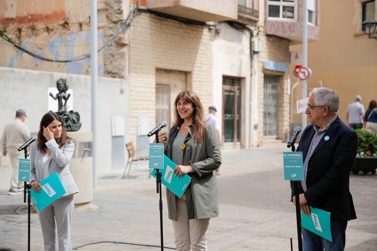 LauraBorras's tweet photo. Al Vendrell, una ciutat amb un llegat cultural de primera magnitud, en una de les portes de la ciutat i davant del @museufenosa, hem parlat de les propostes de @JuntsXCat en matèria de llengua i de cultura al costat de @JosepMLlasat, el candidat de @jxcatelvendrell i @mncsls . https://t.co/IoThSvoNSJ