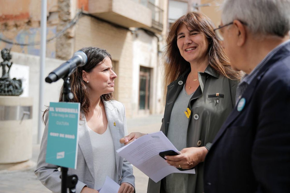 LauraBorras's tweet photo. Al Vendrell, una ciutat amb un llegat cultural de primera magnitud, en una de les portes de la ciutat i davant del @museufenosa, hem parlat de les propostes de @JuntsXCat en matèria de llengua i de cultura al costat de @JosepMLlasat, el candidat de @jxcatelvendrell i @mncsls . https://t.co/IoThSvoNSJ