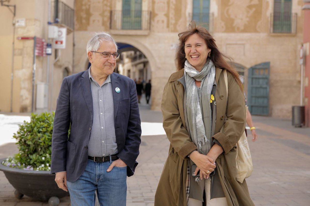 LauraBorras's tweet photo. Al Vendrell, una ciutat amb un llegat cultural de primera magnitud, en una de les portes de la ciutat i davant del @museufenosa, hem parlat de les propostes de @JuntsXCat en matèria de llengua i de cultura al costat de @JosepMLlasat, el candidat de @jxcatelvendrell i @mncsls . https://t.co/IoThSvoNSJ