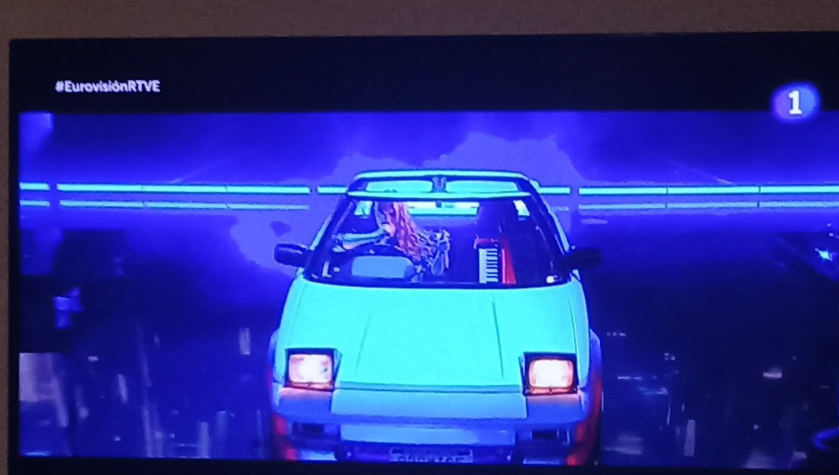 pelayogarciav's tweet photo. Pero mi Josema es un enamorado, un enamorado de los coches del pasado #Eurovision https://t.co/WFx34KazFf