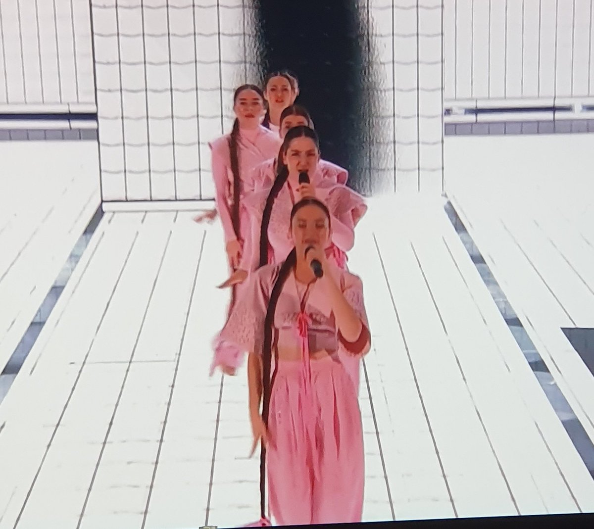 NamiHoneydrop's tweet photo. Wenn man sagt Avatar Cosplaygruppe aber jeder kommt einfach als Ty Lee
#Eurovision2023 https://t.co/46zd23F0J6