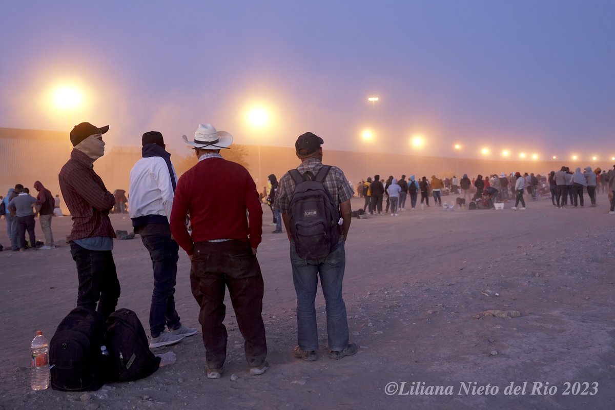 PmcdonnellLAT's tweet photo. Migrants waiting to surrender to U.S. authorities on May 11 in El Paso during final hours of #Title42ends. Some had waited for days in a strip of desert just inside U.S. territory by the Rio Grande. Photos and video: Liliana Nieto del Rio. https://t.co/pCCrZ3Sig4