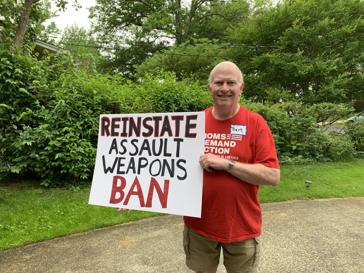 bert_cullen's tweet photo. What Moms want for Mother's Day is an assault weapons ban! @MomsDemand #KeepGoing #FedUp https://t.co/zpAGYs6nK2