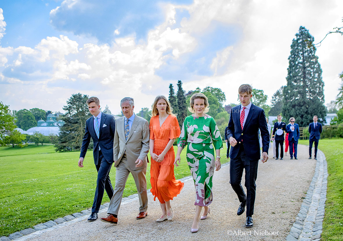 Royaleurope's tweet photo. 10 jarig jubileum Koning Filip van België in de tuin van Kasteel Laeken. Koning Filip, Koningin Mathilde, Prins Gabriël, Prins Emmanuel en Prinses Eléonore. Prinses Astrid en Prins Lorenz. ©Albert Nieboer belgischeroyals #belgiumroyalfamiliy #KingFilip #koninginmathilde https://t.co/gknazskLX5