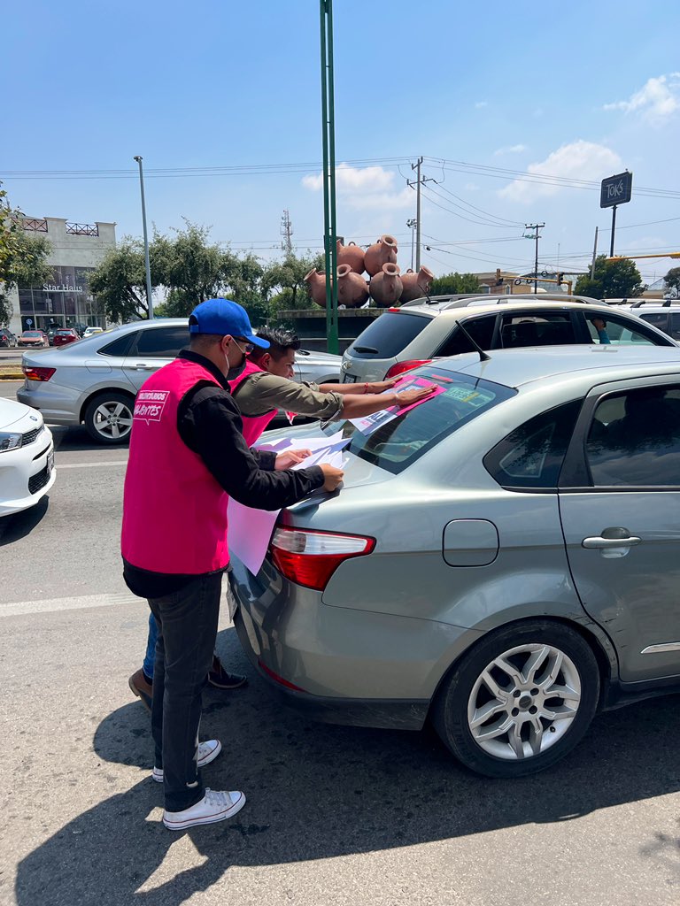 JessicaMorenoE's tweet photo. Sábado de #microperforados en los cruceros 🚙🚗🚦 de #Metepec con todo el ánimo de las y los #VoluntariosValientes. Gracias gracias por seguir sumándose! Vamos a ganar este 4 de junio con #AleDelMoral 👊🏻👊🏻 @AlejandraDMV @Mariano_Camacho https://t.co/thxlT8Xm9P