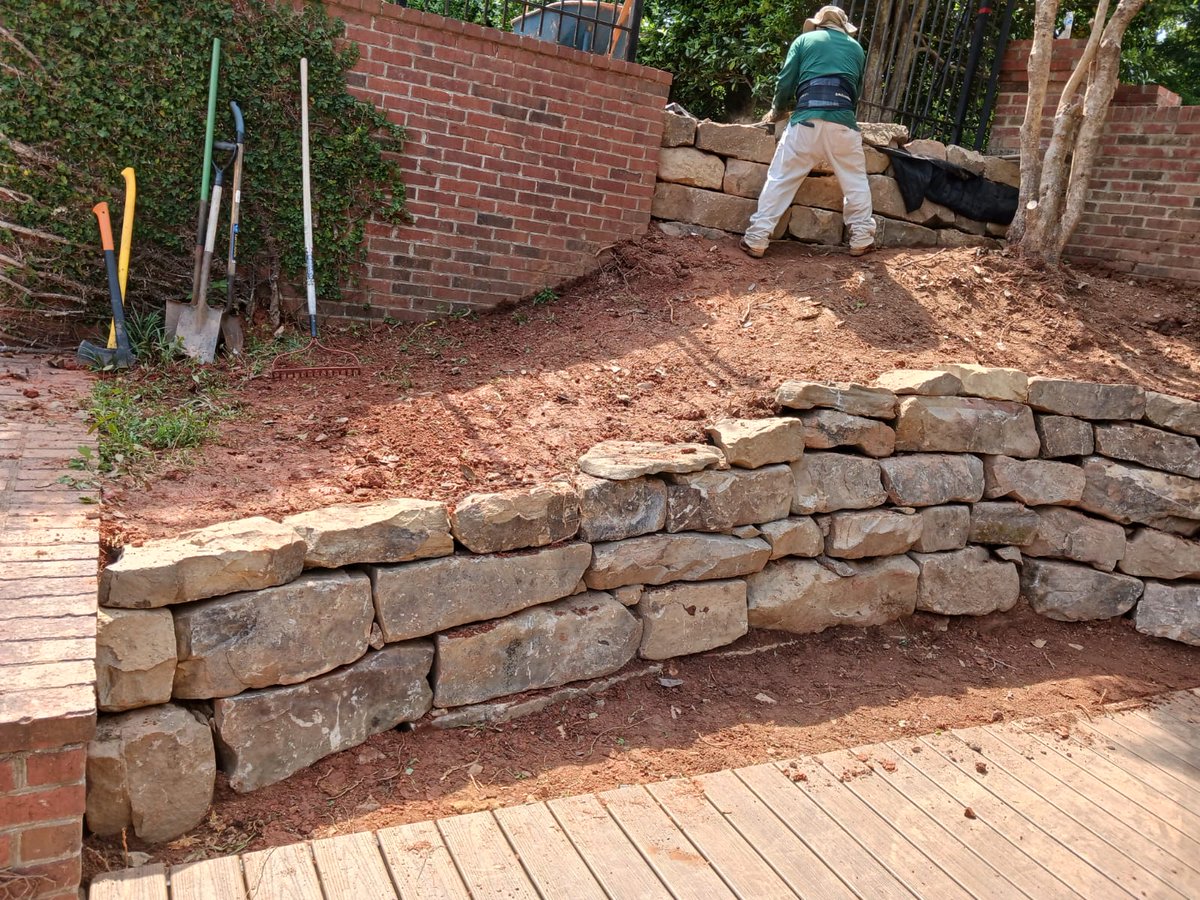 TheLandscapGuy's tweet image. Finishing up another #BoulderWall This one was extra difficult. No access... Just that opening off the driveway and steps around the corner.