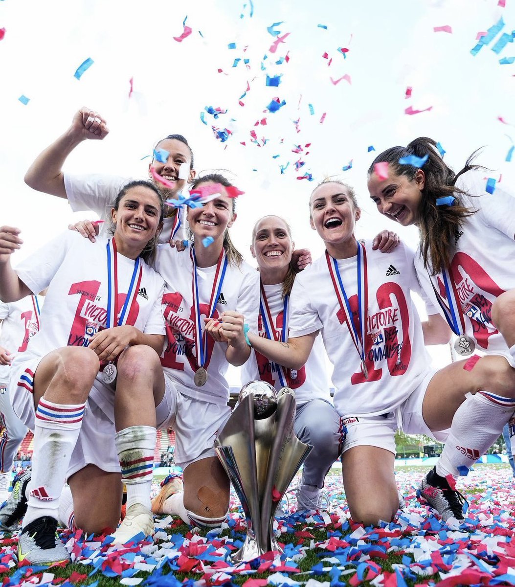 Cette equipe ❤️💙 @OLfeminin