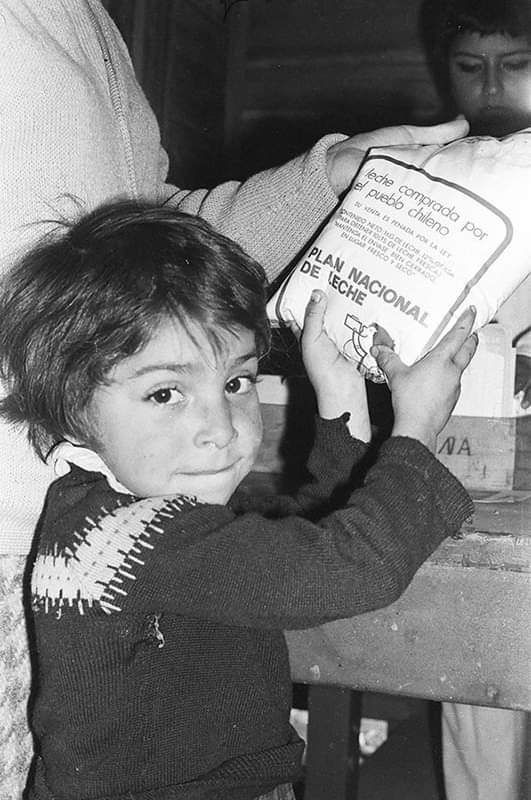 Niño recibe medio litro de leche, 1972.