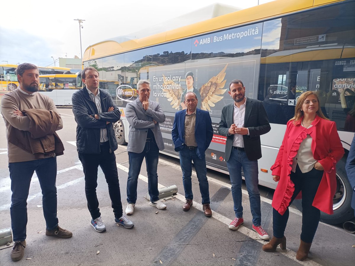 potrona_la's tweet photo. Foto sin desperdicio:
☑️ Hacen campaña en una empresa cn adjudicaciones públicas y siempre es cn la misma. Tufo!
☑️ Sacan pecho cuando han perdido una subvención de 8M.
☑️ Uno d ls que sale, tiene l boca caliente y el juez le regaña y le toca rectificar.  Menuda banda ! #badalona https://t.co/Ea2BK1WyXi
