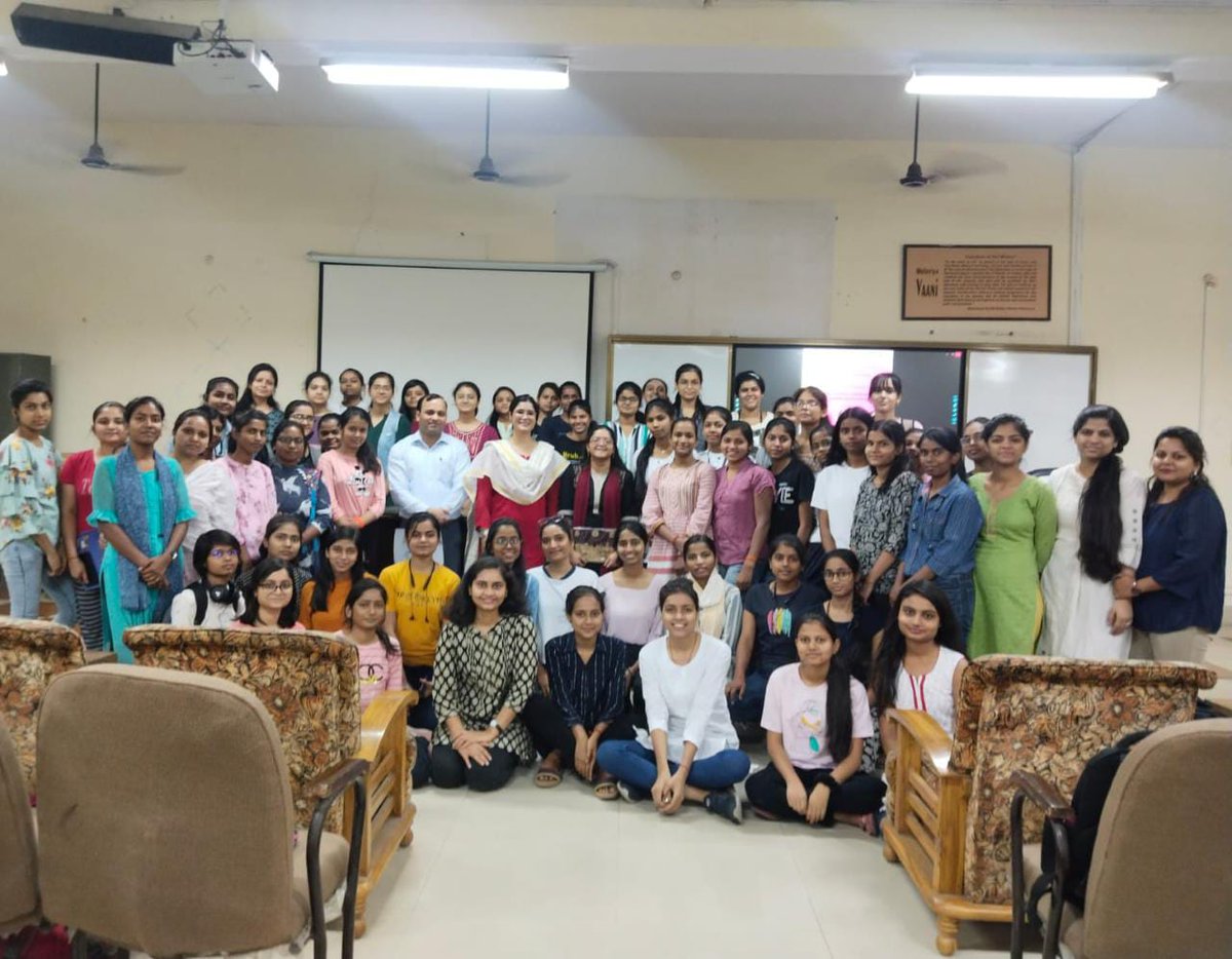 Day 2: The Digital Workshop session on Day 2 was about using existing tools in Gmail to organise it effectively. This was an insightful session conducted by Dr. Richa Arya Ma'am. I really enjoyed learning more about the tools in Gmail.
#BHU #digitalworld #campuslife