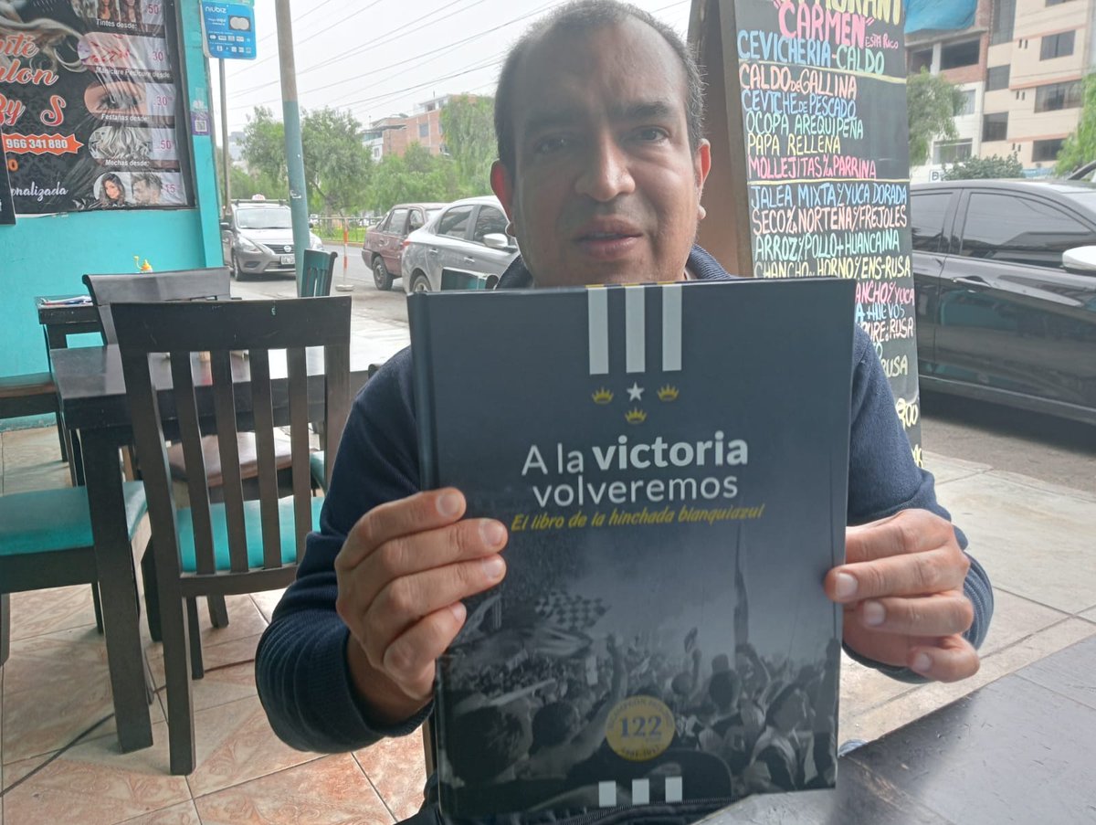 JuanSandovalZ's tweet photo. Gracias al editor Kike Gómez y al antropólogo Raúl Rosales León, alias 'El Waro', por permitirme ser parte de la historia de #AlianzaLima, al publicar un estudio sobre mi obra Barrunto en el libro 'A la Victoria volveremos'. https://t.co/PR5IjRjses