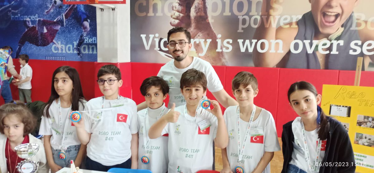 Cansudmiirrr's tweet photo. FLL Explore yarışmasında Beyoğlu Kampüsü İlkokul takımımız jüri değerlendirmesini başarıyla tamamlayıp"Hayallerimiz ve Fikrilerimiz Posterde " ödülünü almaya hak kazanmıştır.
Öğretmenimiz Burak Yürük ve öğrencilerimizi tebrik ederiz.🏆@DogaOkullari @arzuozsu @baniyekocaman https://t.co/w5laDCC4JB