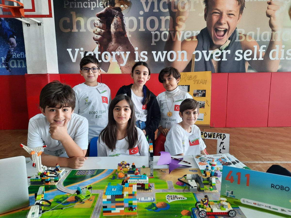 Cansudmiirrr's tweet photo. FLL Explore yarışmasında Beyoğlu Kampüsü İlkokul takımımız jüri değerlendirmesini başarıyla tamamlayıp"Hayallerimiz ve Fikrilerimiz Posterde " ödülünü almaya hak kazanmıştır.
Öğretmenimiz Burak Yürük ve öğrencilerimizi tebrik ederiz.🏆@DogaOkullari @arzuozsu @baniyekocaman https://t.co/w5laDCC4JB