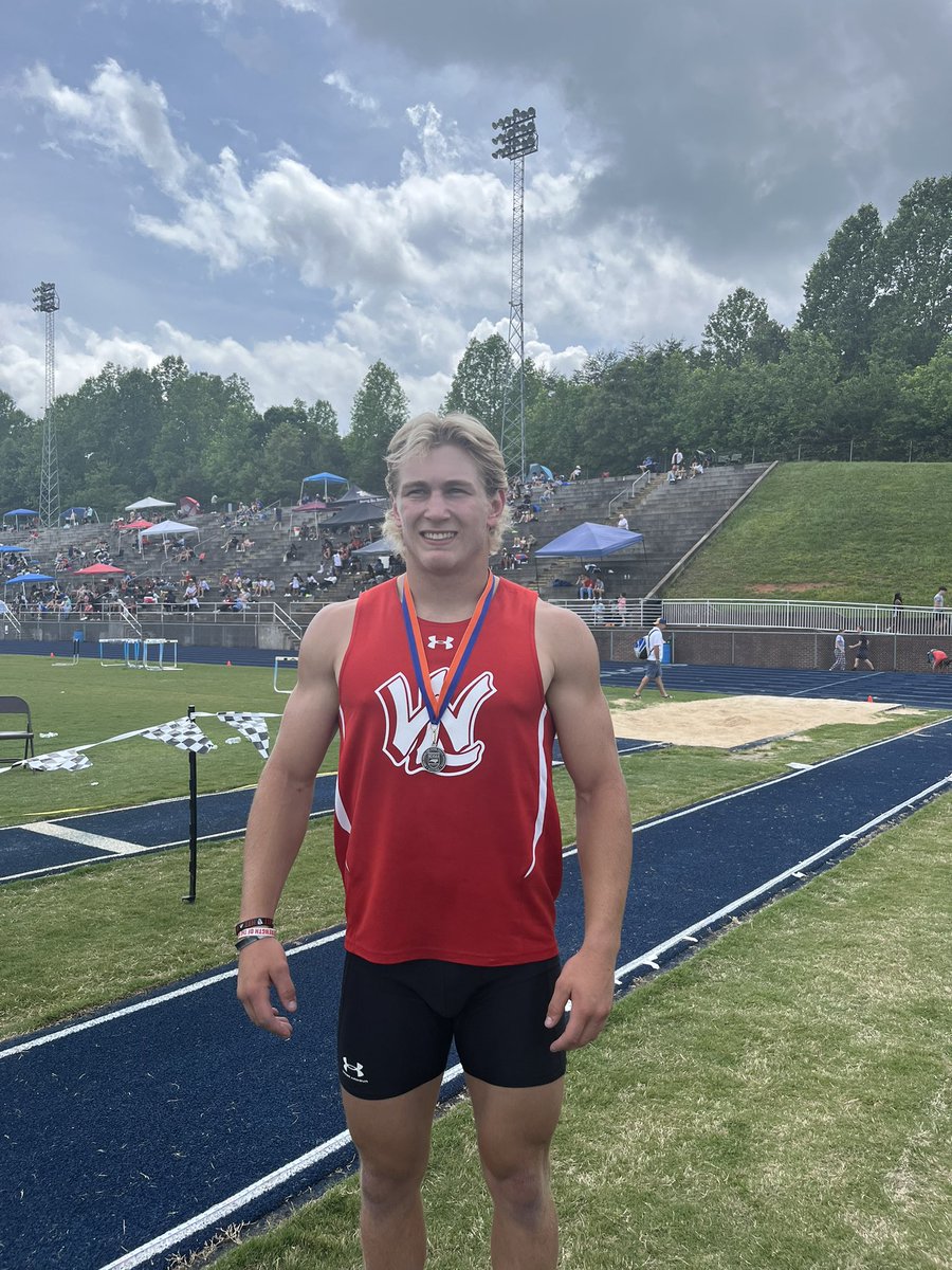 Congrats to Mason Avery on a 2nd place finish in the 400m dash at regionals! State qualifier!