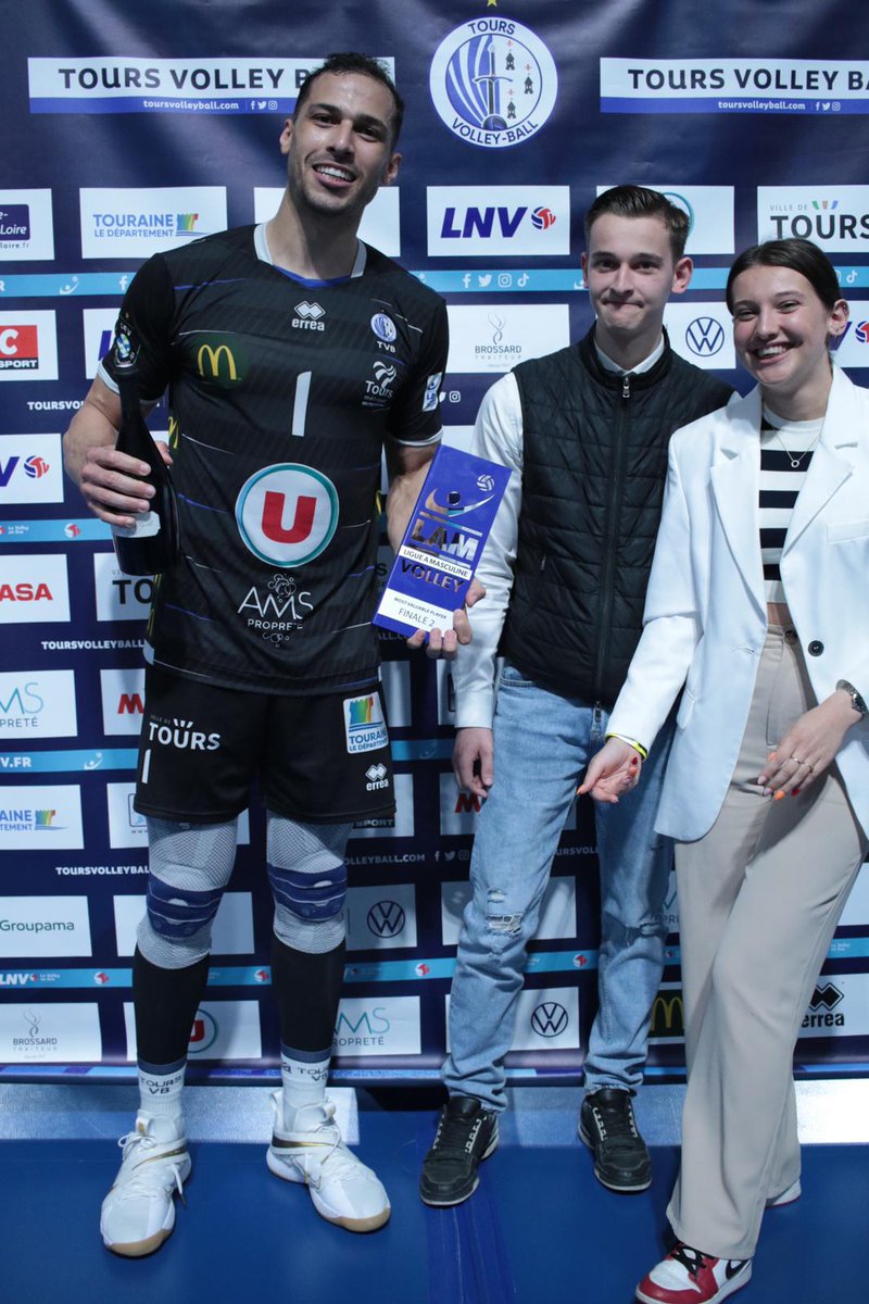 ToursVolleyBall's tweet photo. Le TVB est champion de France ! 🏆

Match dominé du début à la fin par les hommes de Marcelo Fronckowiak 🔥

MVP Joao Rafael Ferreira 🏆 https://t.co/EAKgHAOBPr