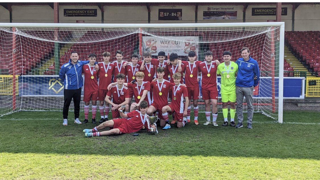 BroxtonLippiatt's tweet photo. @YouthSwindon U16s Red only went and did the double! @nwyfleague U16s League &amp; Cup Champions !!! https://t.co/LH8S02lX5R