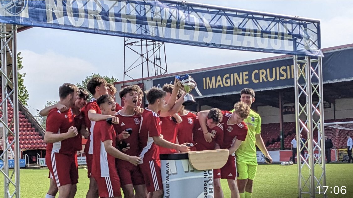 BroxtonLippiatt's tweet photo. @YouthSwindon U16s Red only went and did the double! @nwyfleague U16s League &amp; Cup Champions !!! https://t.co/LH8S02lX5R