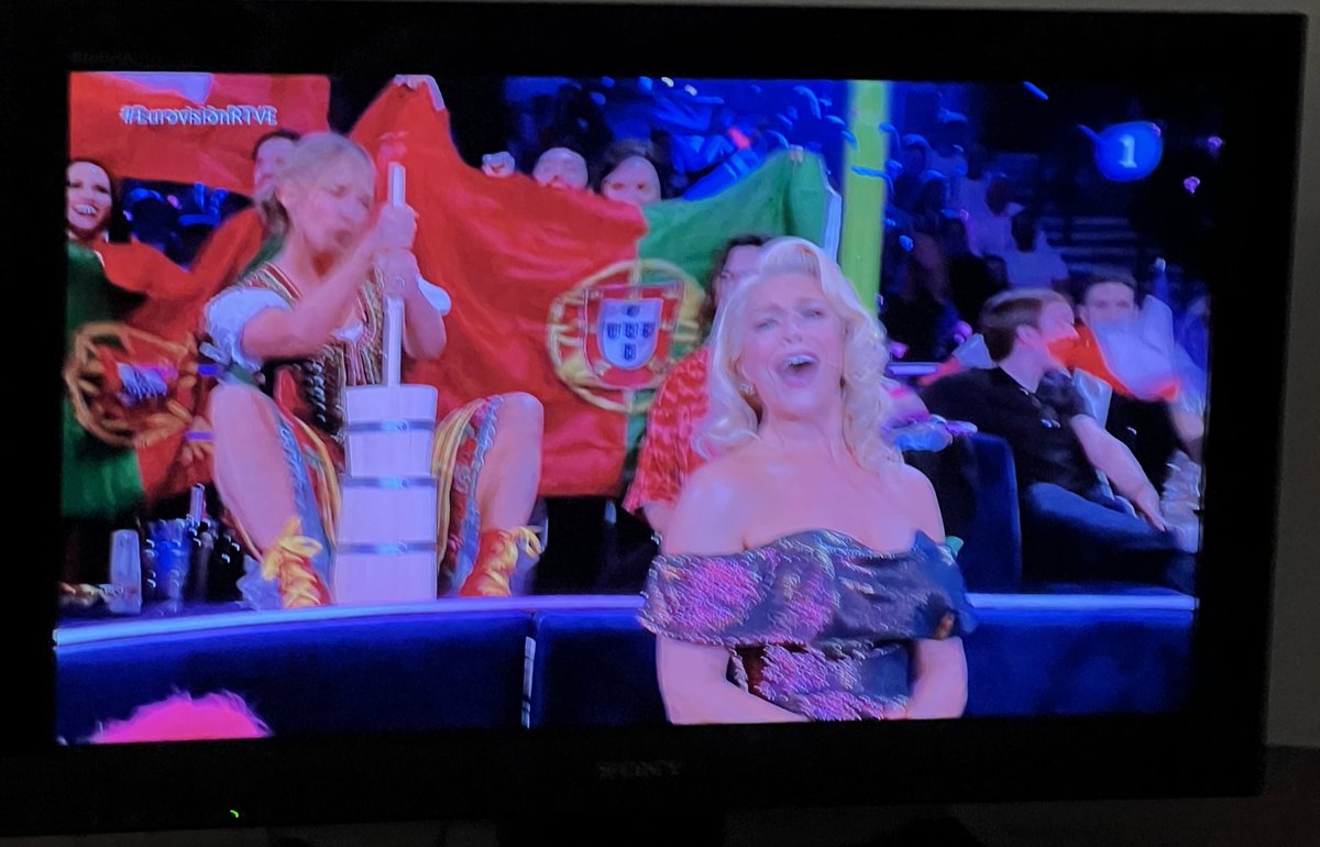 RobertPmena's tweet photo. El mejor homenaje a la serie  @TedLasso con Hannah Waddingham en la gala de Eurovisión. #Eurovision2023 #EUROVISION #EurovisonRTVE https://t.co/FUZ2y865JU