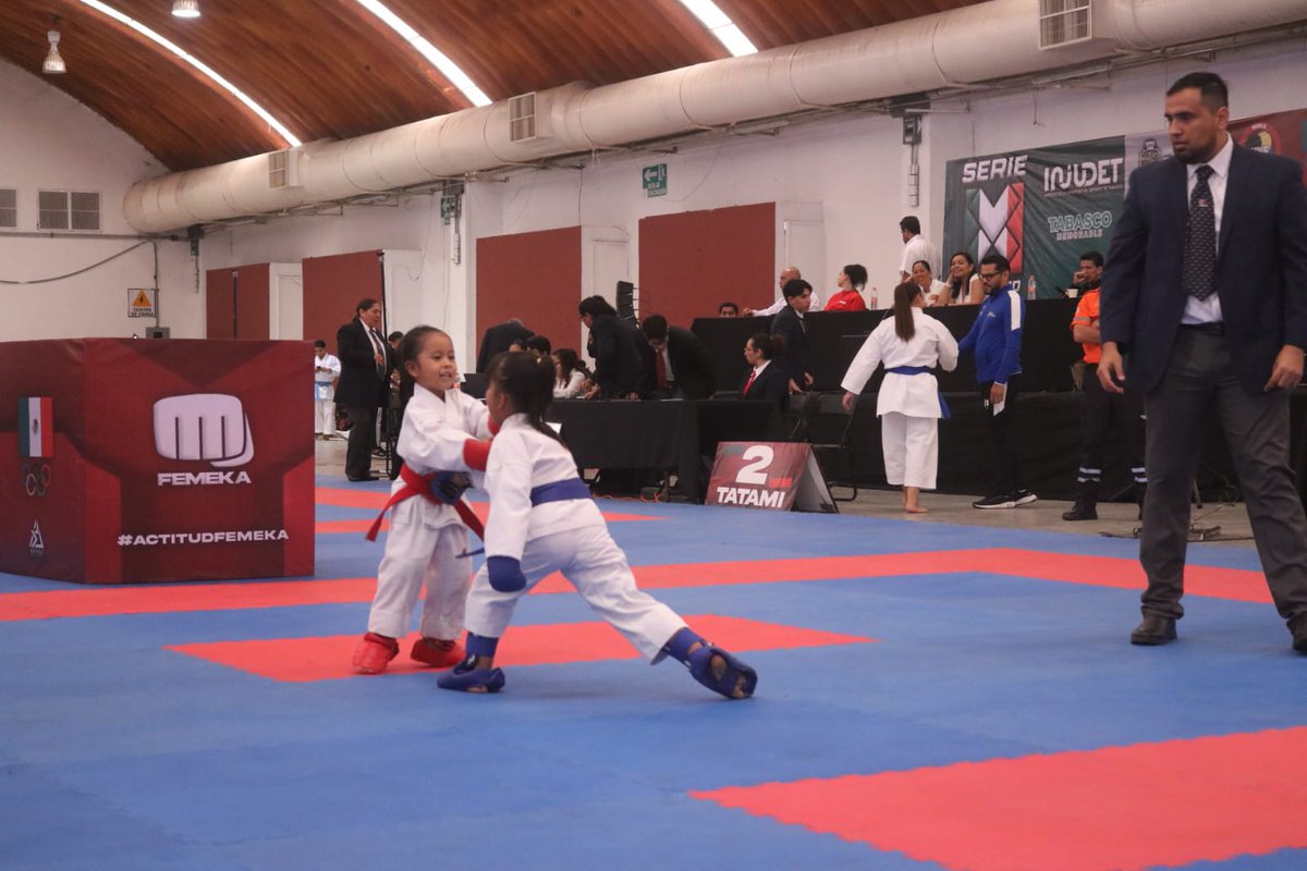 DiarioPresente's tweet image. #Deportes🥋 Con más de 800 participantes de la #RepúblicaMexicana inició la Serie MX de karate en la Nave I del #ParqueTabasco.
De estupenda forma comenzó el evento avalado por la Federación Mexicana de Karate (Femeka).
La directora general del Instituto de la Juventud y el