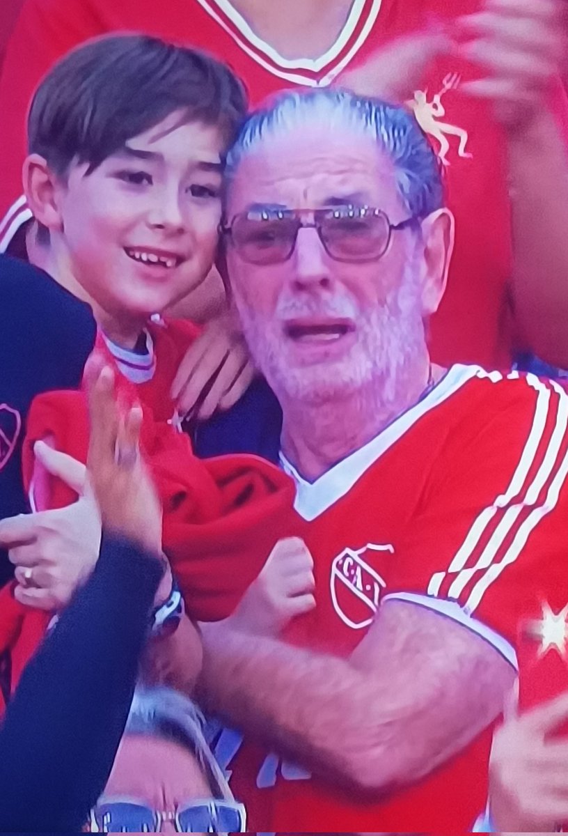 PitbullTR2308's tweet photo. 22 tipos corriendo atrás de una pelota...

Lo que daría por volver a gritar un gol con mi abuelo.

Lo amo profundamente abuelo anónimo. https://t.co/6TXgxd04q2