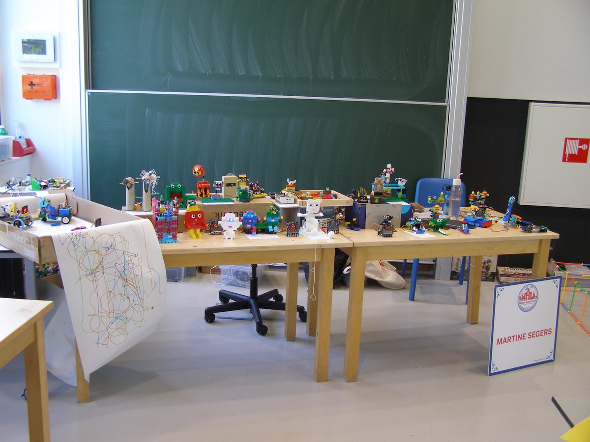 PinkyPepper_'s tweet photo. My daughter and I had a lot of fun at the @MakerFaireDelft today, showcasing lots of examples of how to be creative with code and Lego. 

#Lego #microbit #geekservos #conductivetape https://t.co/9LMPIa06Wi