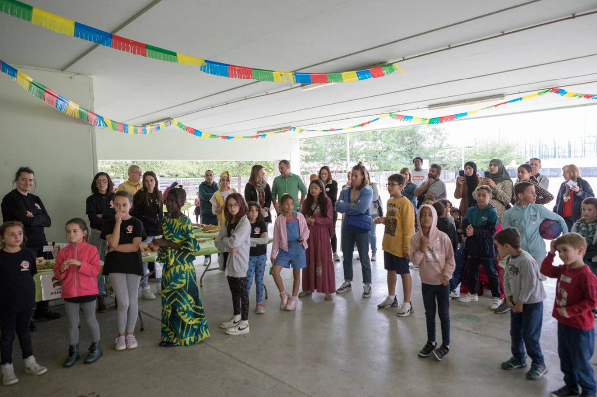 jordi_ballart's tweet photo. ➕🥳 Entendre en positiu la diversitat és una gran oportunitat per conèixer, aprendre i comprendre. 

👏 Moltes felicitats a l’@afa_les_arenes per la primera festa multicultural que han organitzat aquest matí al pati de l’escola. https://t.co/ZaIEPI5FCn