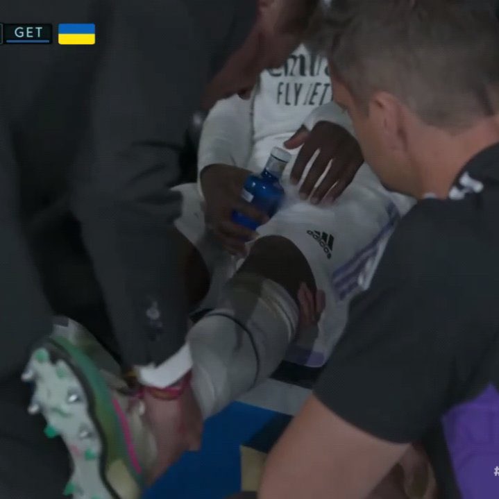theMadridZone's tweet photo. 🚨| Issue with Eduardo Camavinga’s leg. https://t.co/KbxMnAbp5Z