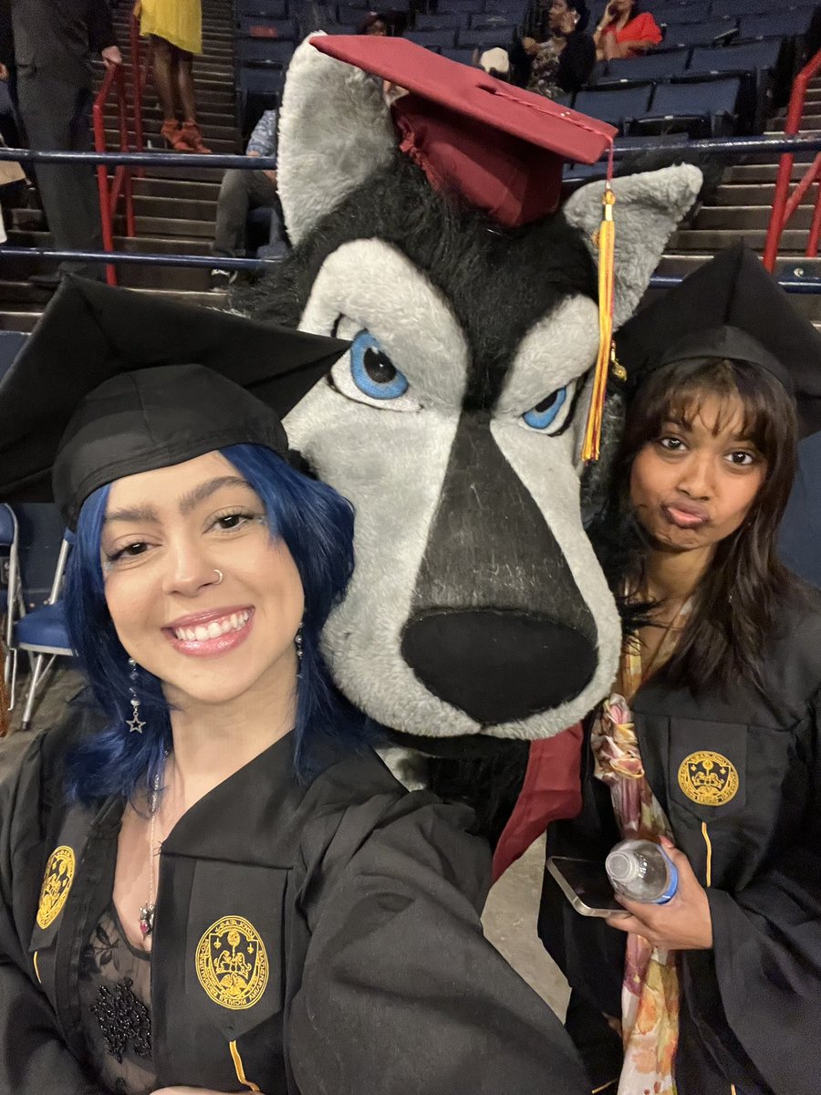 raquelbermejosa's tweet photo. Congratulations #Loyno23 You did it 🎓❤️@sofiaabermejo @SofiaMongilloB @Loyola_NOLA https://t.co/Db1cEit8aZ