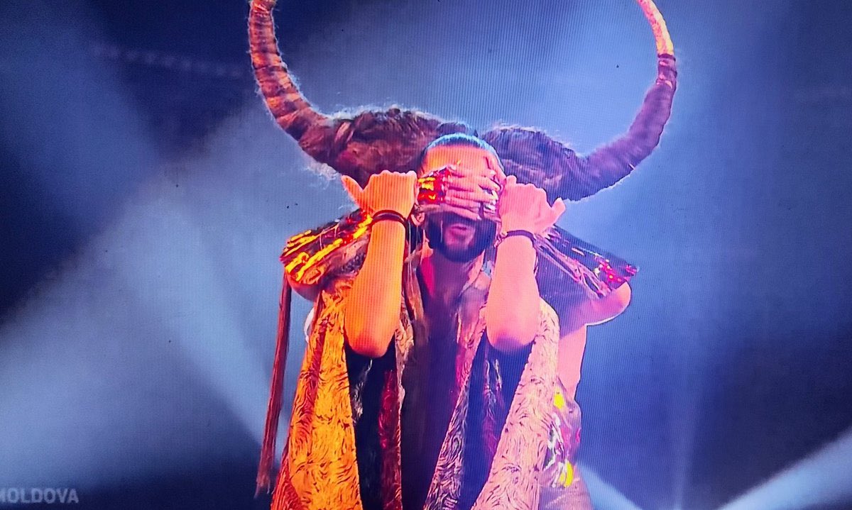 Kad Labā Dabā 3:00 naktī mēģini atrast kaut ko normālu, ko klausīties #eirovīzija