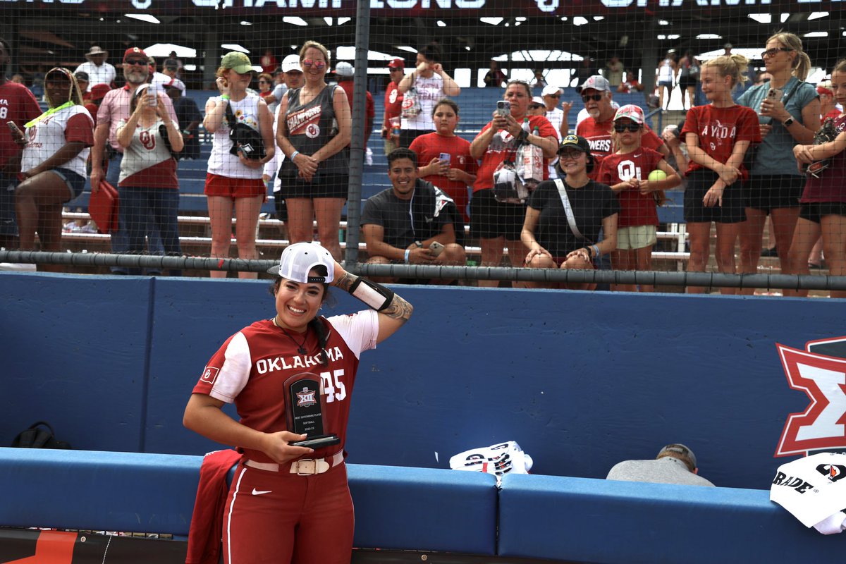 Big12Conference's tweet photo. 𝗠𝗼𝘀𝘁 𝗢𝘂𝘁𝘀𝘁𝗮𝗻𝗱𝗶𝗻𝗴 𝗣𝗹𝗮𝘆𝗲𝗿 𝗠𝗼𝗼𝗱.
@haley45lee x @OU_Softball 

#Big12SB x @Phillips66Gas https://t.co/61tM5AWSZt