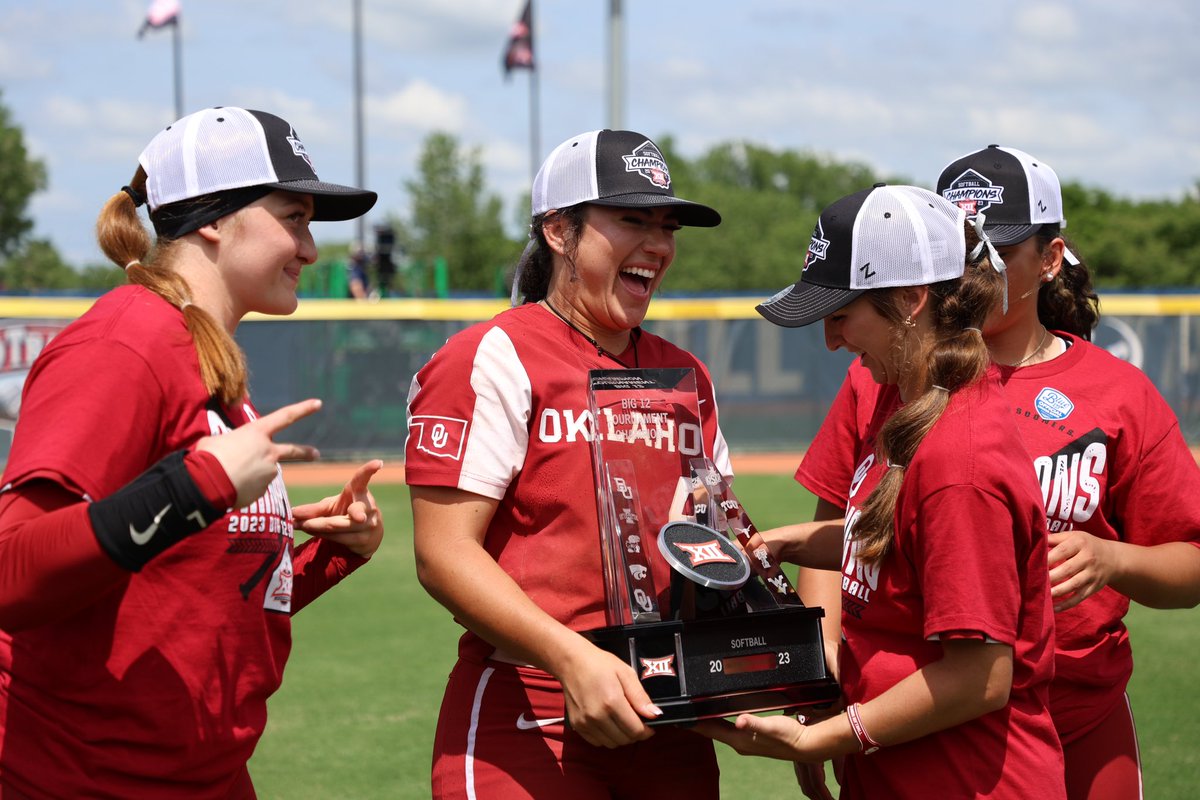Big12Conference's tweet photo. 𝗠𝗼𝘀𝘁 𝗢𝘂𝘁𝘀𝘁𝗮𝗻𝗱𝗶𝗻𝗴 𝗣𝗹𝗮𝘆𝗲𝗿 𝗠𝗼𝗼𝗱.
@haley45lee x @OU_Softball 

#Big12SB x @Phillips66Gas https://t.co/61tM5AWSZt