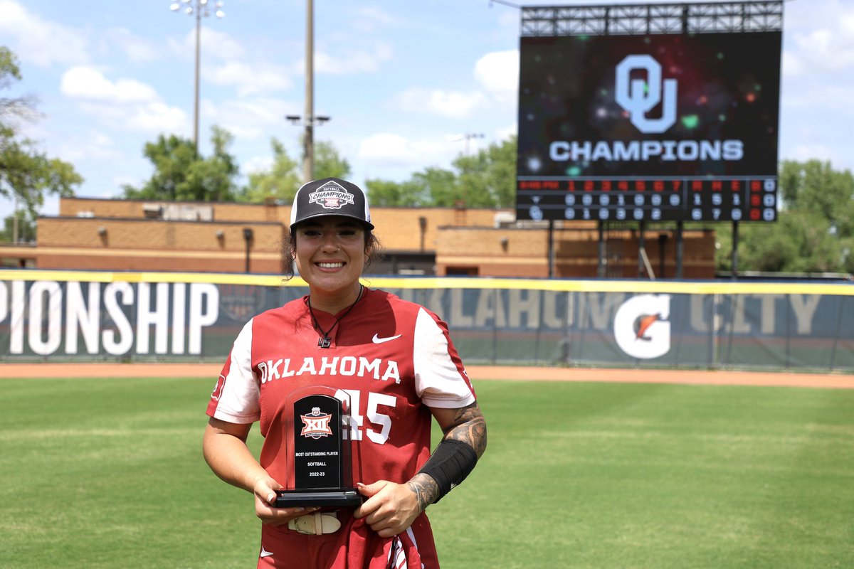 Big12Conference's tweet photo. 𝗠𝗼𝘀𝘁 𝗢𝘂𝘁𝘀𝘁𝗮𝗻𝗱𝗶𝗻𝗴 𝗣𝗹𝗮𝘆𝗲𝗿 𝗠𝗼𝗼𝗱.
@haley45lee x @OU_Softball 

#Big12SB x @Phillips66Gas https://t.co/61tM5AWSZt