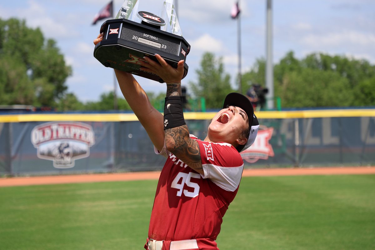 Big12Conference's tweet photo. 𝗠𝗼𝘀𝘁 𝗢𝘂𝘁𝘀𝘁𝗮𝗻𝗱𝗶𝗻𝗴 𝗣𝗹𝗮𝘆𝗲𝗿 𝗠𝗼𝗼𝗱.
@haley45lee x @OU_Softball 

#Big12SB x @Phillips66Gas https://t.co/61tM5AWSZt