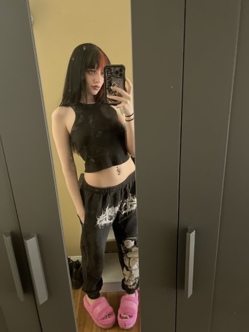 Dirty mirror ft goth girl https://t.co/lxcED2W74U