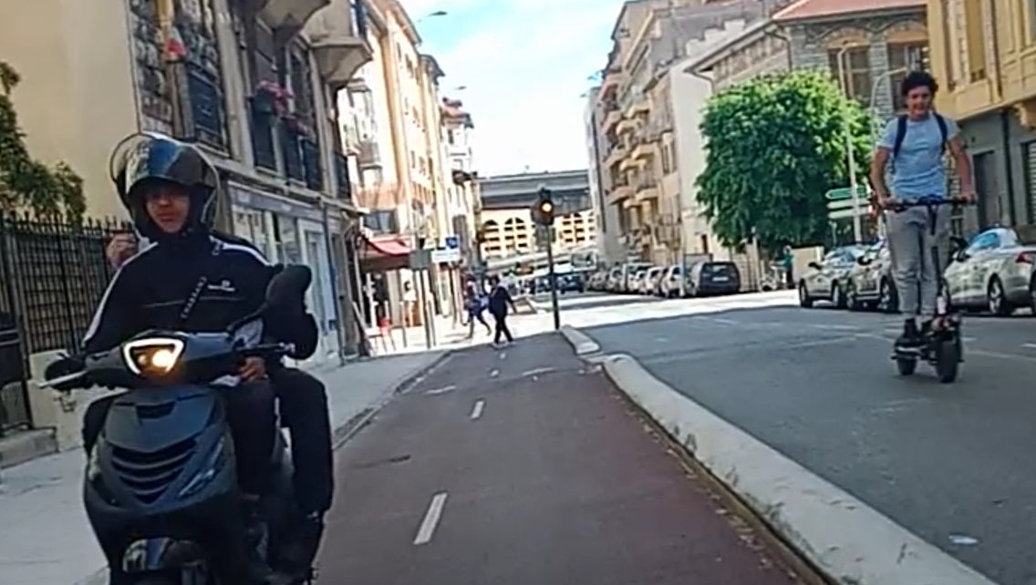 BugBilly's tweet photo. Ce matin en me rendant au @mai_velo de la @VilledeNice je croise un scootar sur la #pistecyclable et son pote sur trott débridé en #sensinterdit je me dit encore une fois que la @PMdeNice a du boulot me demandant comment ils font et en espérant que la vidéo les aide un peu😥
⬇️ https://t.co/lupdro9O4U